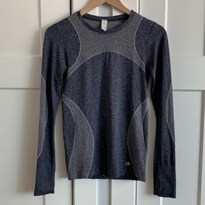 GapFit Long Sleeve Workout Shirt with Thumbholes Size Small